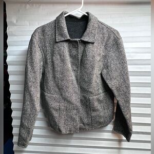 Chic & Cozy Gray Herringbone Tweed Jacket - Cropped Fit with Snap Closures